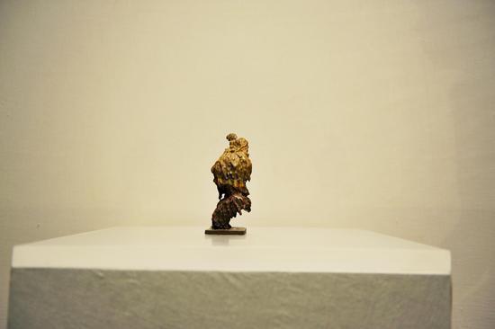 《舞台系列_2》2002 尺寸:17cm×8cm×9cm 材料:铸铜化学上色