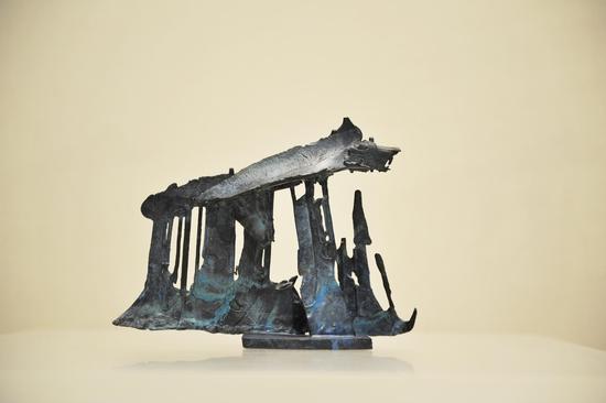 《舞台系列_3》2002 尺寸:17cm×23m×7cm 材料:铸铜化学上色