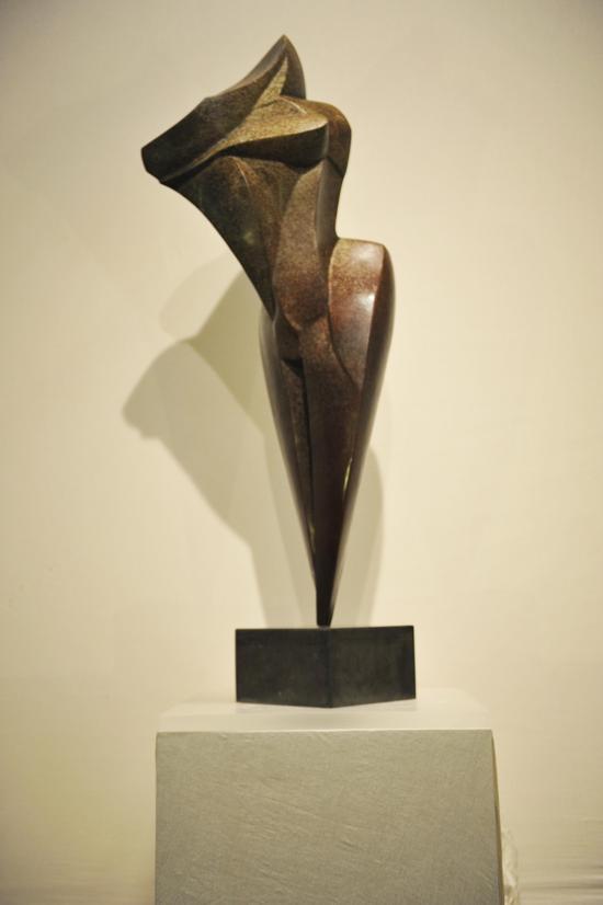 《露》 2016年、尺寸:111cm×43cm×29cm 材料:锻铜化学上色 大理石底座