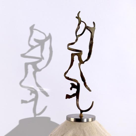 《小品1》2016.尺寸:31cm×6cm×6cm 材质:铜化学上色、不锈钢底座