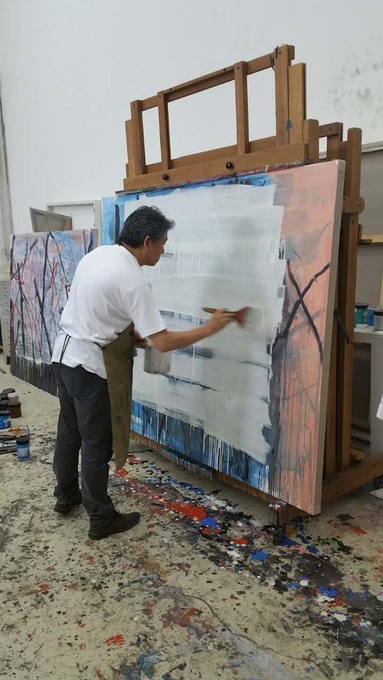 中国油画院“开门行动”第三期:走进谭平工作室 艺术家谭平正在创作
