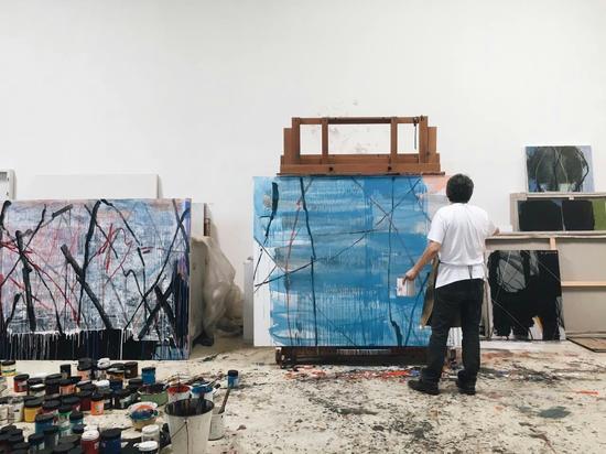 中国油画院“开门行动”第三期:走进谭平工作室 艺术家谭平正在创作