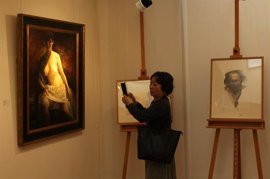 “温暖”2016刘亚明肖像作品展 现场