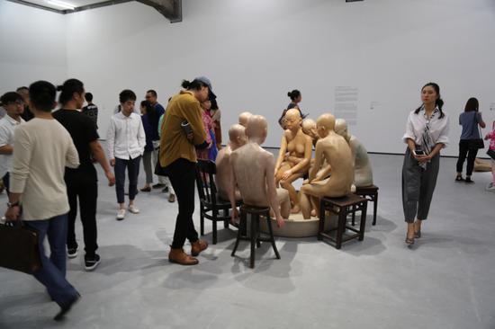 展览现场:“全裸”系列作品