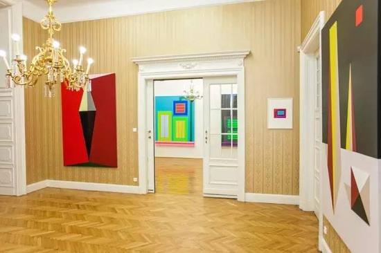 布达佩斯 Art+Text画廊举办的“斜对角的历史”(Diagonal Histories)展览现场,参展艺术家包括Imre Bak和Peter Halley,2015。图片:Tamas Bende