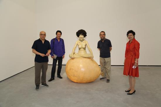 自左至右:著名艺术家张晓刚、程昕东国际当代艺术空间创始人程昕东、中央美术学院雕塑系主任隋建国、北京民生现代美术馆馆长周旭君