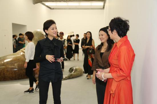 杨澜(左一)在展览现场与北京民生现代美术馆馆长周旭君交流(右一)