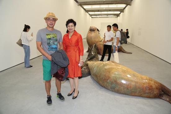 艺术家杨少斌(左)与北京民生现代美术馆馆长周旭君(右)