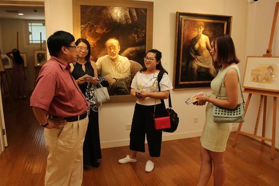 “温暖”2016刘亚明肖像作品展 现场