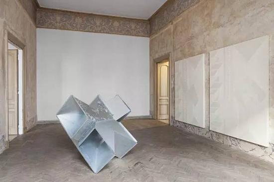 在罗马INDENPENDENZA的展览“Reciprocal Scores”,其中艺术家TaubaAuerbach 和CharlottePosenenske的作品,2015。图片:Courtesy the artists, STANDARD (Oslo) and MehdiChouakri, Berlin。Photo: Vegard Kleven