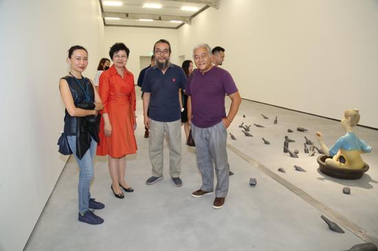 自右至左:艺术家夏小万、中央美术学院雕塑系主任隋建国、北京民生现代美术馆馆长周旭君