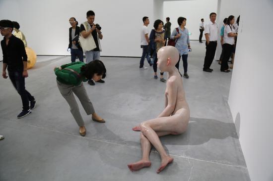 展览现场:“全裸”系列作品