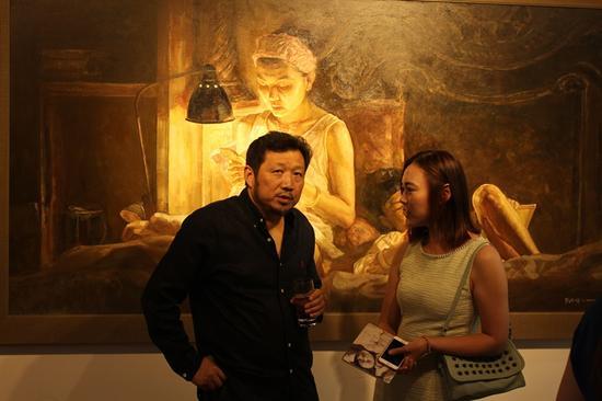 “温暖”2016刘亚明肖像作品展 现场 艺术家刘亚明(左)与嘉宾