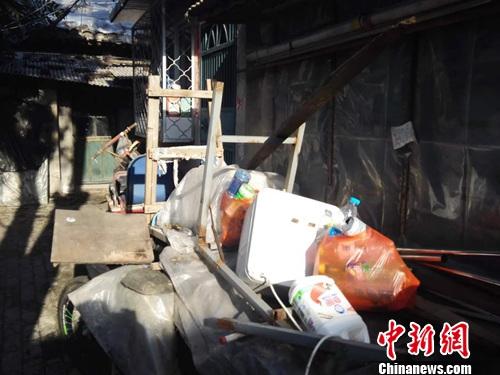 空塑料瓶装在塑料袋中,随意丢在故居内。上官云 摄