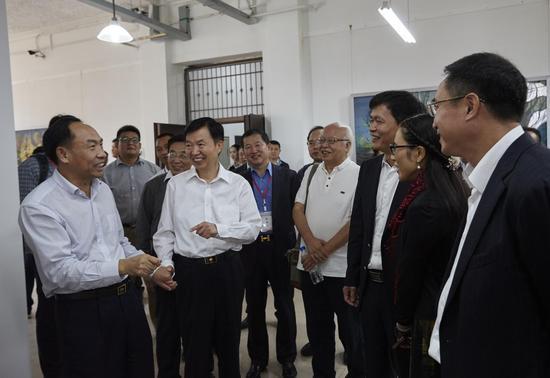 云南省委常委、省委高校工委书记李培参观周昌新工作室