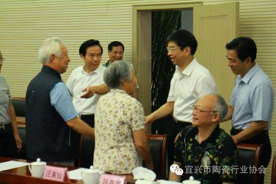 沈书记等领导和大师们一一握手问好