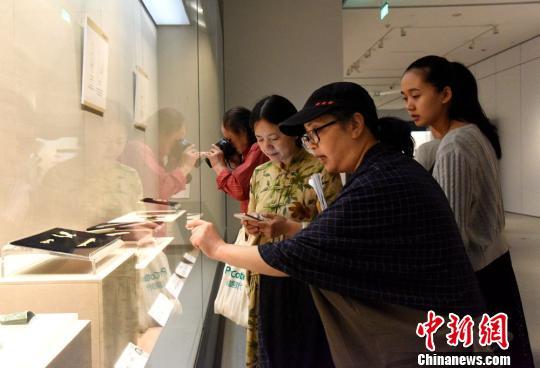 三星堆和金沙遗址出土文物精华展引发市民参观热潮。 周乐君 摄