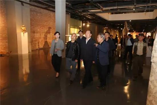 大同市市长马彦平参观展览现场