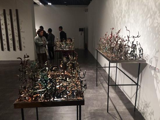 开展前三日,金锋终于完成了他自我突破的释放之作:《生腾》。个展终究是艺术家的独舞,《生腾》是这次展览,以及一群人自我挑衅的欢庆。为什么要金锋?我们在看似收获的人生节气,还需要在生命里欢腾,并勇敢发出不同以往的强音。