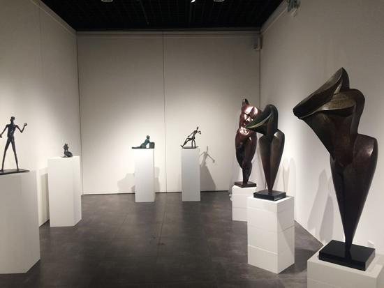 早期金锋的作品里,清晰的留着二十世纪西方雕塑大师的痕迹:罗丹、布朗库西、贾科梅第……那是八十年代中国学院派精英的成长路径。他们从《美术译丛》、《美术》等文献里如饥似渴的吸收着失去交流很久的西方现代文明。他们看不到原作,只能凭借印刷不精的图片和想象,缩短与世界的距离。