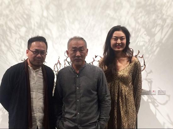 开幕式现场 左起:批评家夏可君、艺术家金锋、策展人艺婷