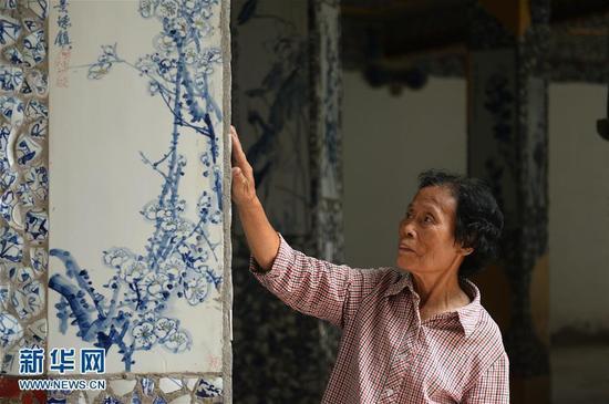 9月21日,余二妹在“瓷宫”内介绍自己画的瓷板画。新华社记者 万象 摄 图片来源:新华网