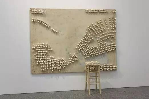马塞尔·布达埃尔, 《Tableau et tabouret avec oeufs》(1966)。图片:Courtesy Museo Nacional Centro de Arte Reina Sofia