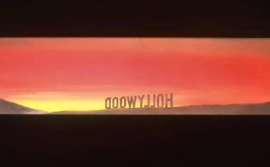 艾德·拉斯查(Ed Ruscha),《好莱坞的背面》(The Back of Hollywood,1977)。 图片:courtesy Astrup Fearnley Museet, Oslo.