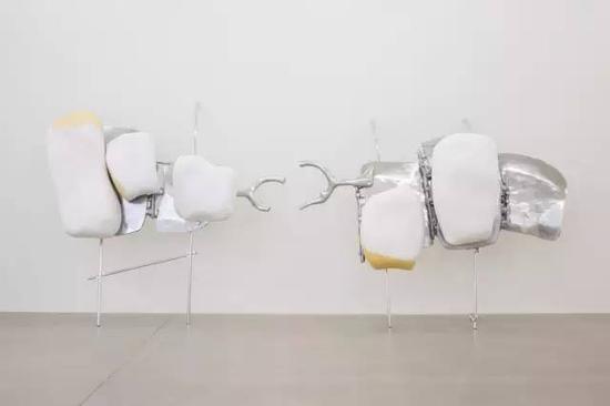 Nairy Baghramian ,“项背"(Scruff of the Neck)展览现场,伦敦Marian Goodman画廊。图片:Courtesy of the artist and Marian Goodman, New York, Paris & London. Photo by Thierry Bal