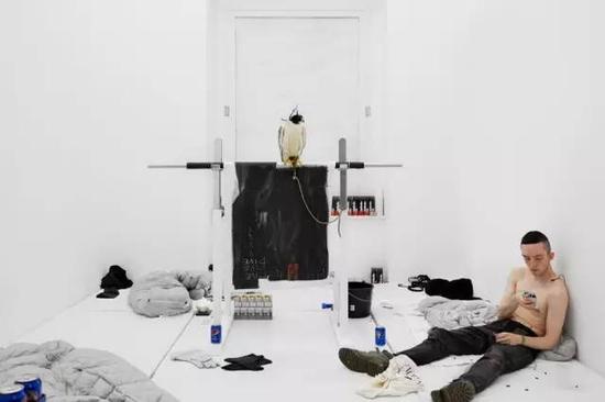 安·伊姆霍夫(Anne Imhof),《愤怒》(Angst,2016)。图片: Philipp Hänger, courtesy Kunsthalle Basel.