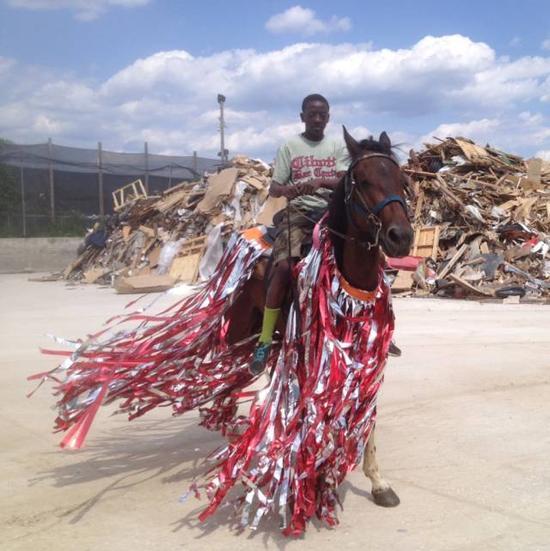 莫哈迈德·布洛伊撒,《无题,来自骑马日》(Untitled, from Horse Day,2013)。 图片:©Mohamed Bourouissa, courtesy Stedelijk Museum Amsterdam