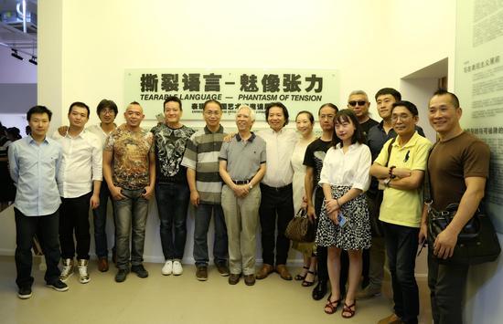 开幕酒会嘉宾合影,从左到右分别为:批评家陈思建先生、策展人谢儒杰先生、艺术家张勇先生、艺术家吕山川先生、艺术家何汶玦先生、学术主持郑工先生、艺术家薛行彪先生、艺术家李晓伟先生及其夫人、艺术家邓箭今先生、策展人陈旻女士、艺术家管策先生、批评家高远先生、批评家林公翔先生、艺术家林一征先生