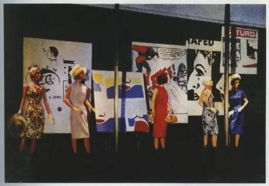 安迪·沃霍尔的波普绘画作品在在Bonwit Teller百货商店橱窗,1961年