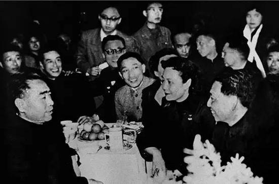 1957 年,在北京举行的迎春茶话会上,周恩来总理与吴祖光讨论他导演的电影《梅兰芳舞台艺术》。