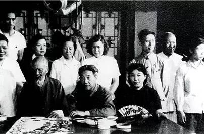 前排坐者为齐白石、徐悲鸿、新凤霞,后排站立者为武德萱、郭秀仪、胡洁青、廖静文、董希文、于非誾等。