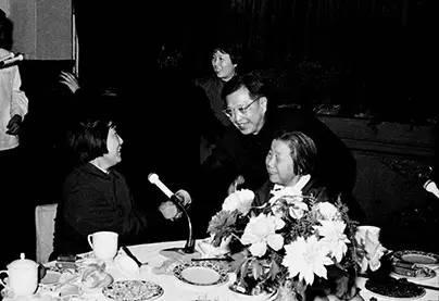 时任全国政协主席邓颖超宴请新凤霞,图中握手者为曹禺。
