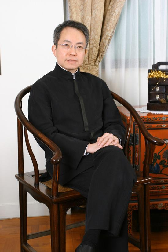 刘柱柏医生 香港心脏专科医生,晏如居主人。 生于香港,毕业于香港大学医学院,曾留学英国。 古诗词爱好者,明式家具收藏家。