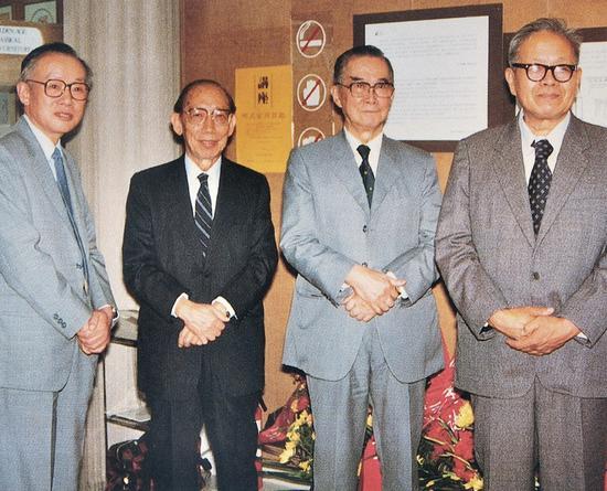 1985年,王世襄(右一)在《明式家具珍赏》发布讲座现场。