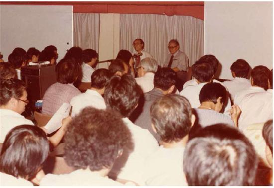 1985年,王世襄《明式家具珍赏》在香港三联书店首发现场(供图:黄天)