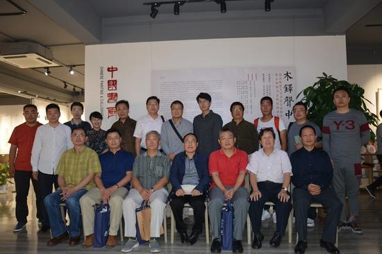 嘉宾和作者代表合影