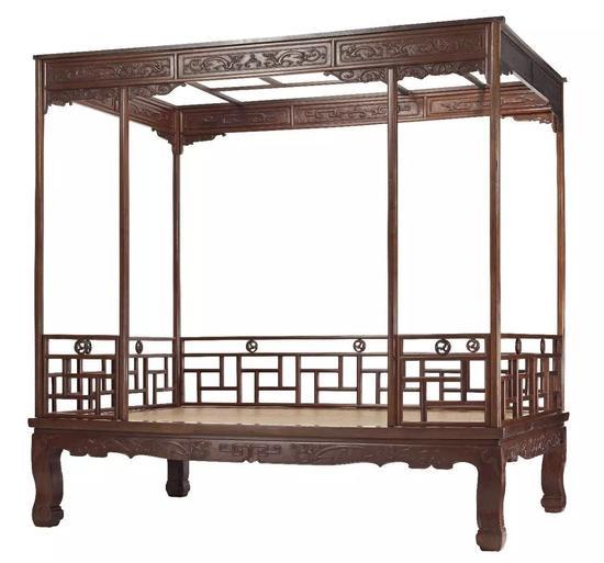 ▲明末清初 黄花梨六柱架子床 高:190厘米;宽:209厘米;深:155厘米;座面高:49厘米