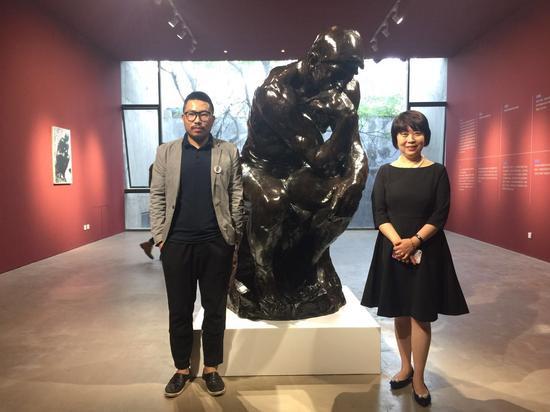 百家湖国际文化投资集团海外总裁李彩云(右)与ART100北京画廊艺术总监、策展人齐廷杰主持见面会