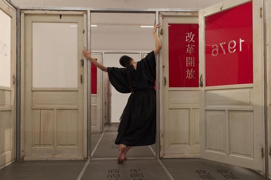 Amy Grubb在现场 表演