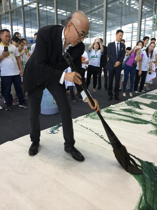 谷文达在现场书写“青山绿水”