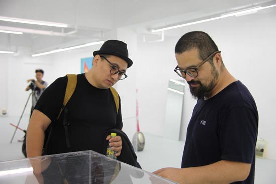 艺术总监李振华(左)与艺术家张晓在展览现场