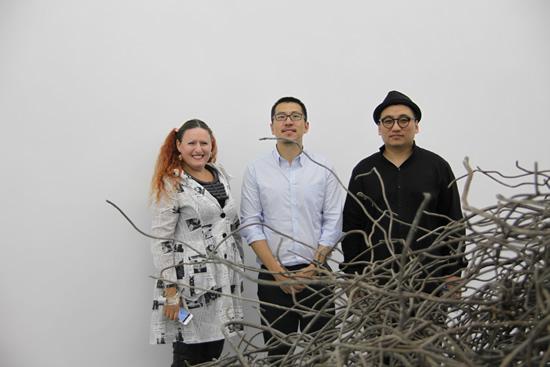 嘉宾合影 左起:策展人瑞秋·芮斯·沃洛荷、艺术家卢征远、艺术总监李振华