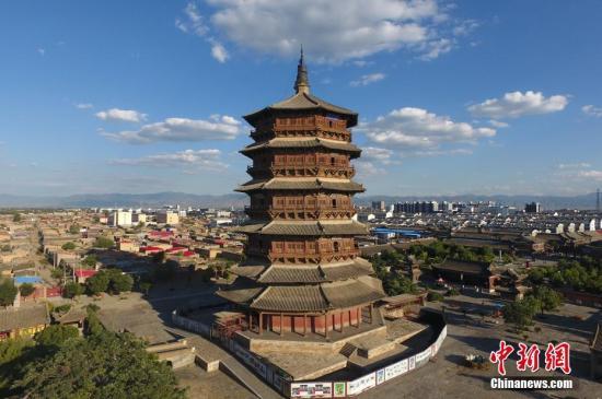 资料图:山西省朔州市,“世界最古老木塔”应县木塔高67.31米,全部架构均由卯榫咬合而成,没有一颗铁钉,承重数千吨而不下沉,堪称奇迹。自上世纪三十年代以来,受结构变化、战乱及年代久远等因素影响,塔身严重倾斜。 韦亮 摄