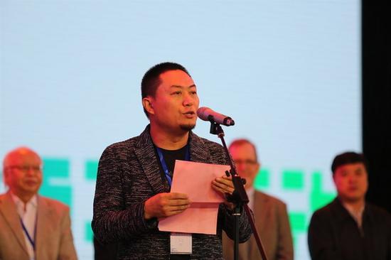中国美术学院手工艺术学院副书记、副院长、教授、中国工艺美术协会玻璃艺术专业委员会秘书长李玉普致辞
