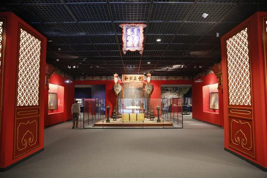步入展厅,正对中正仁和大殿明间