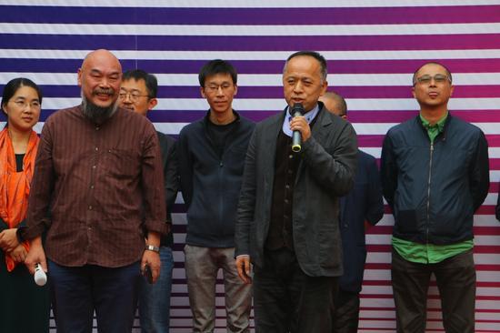 开幕式现场:参展艺术家代表祁志龙发言